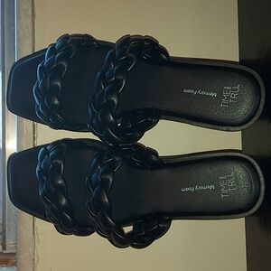 TIME and TRU TM Women's black sandal size 9.5